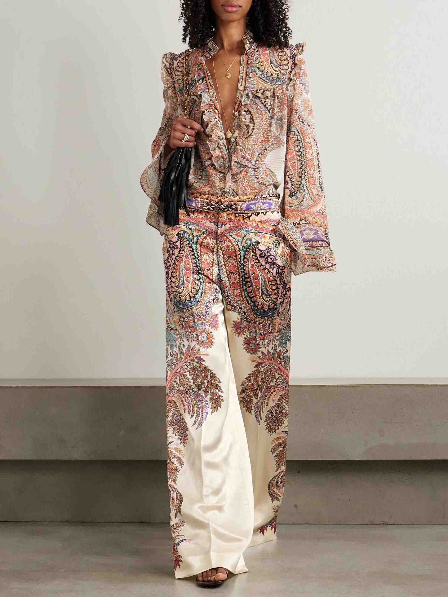 Camisa requintada com estampa paisley vintage e babados.