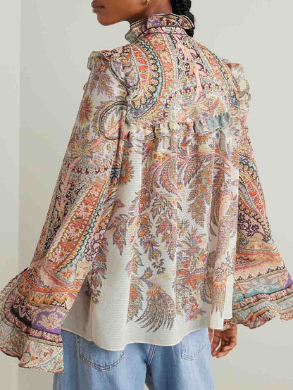 Camisa requintada com estampa paisley vintage e babados. 