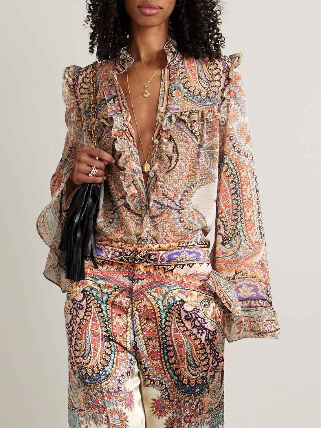 Camisa requintada com estampa paisley vintage e babados. 