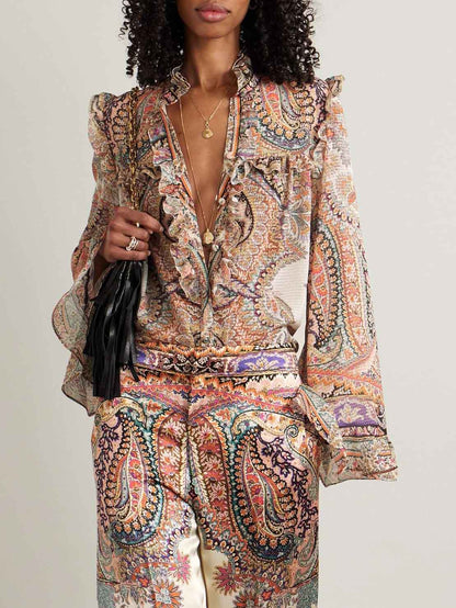 Camisa requintada com estampa paisley vintage e babados. 